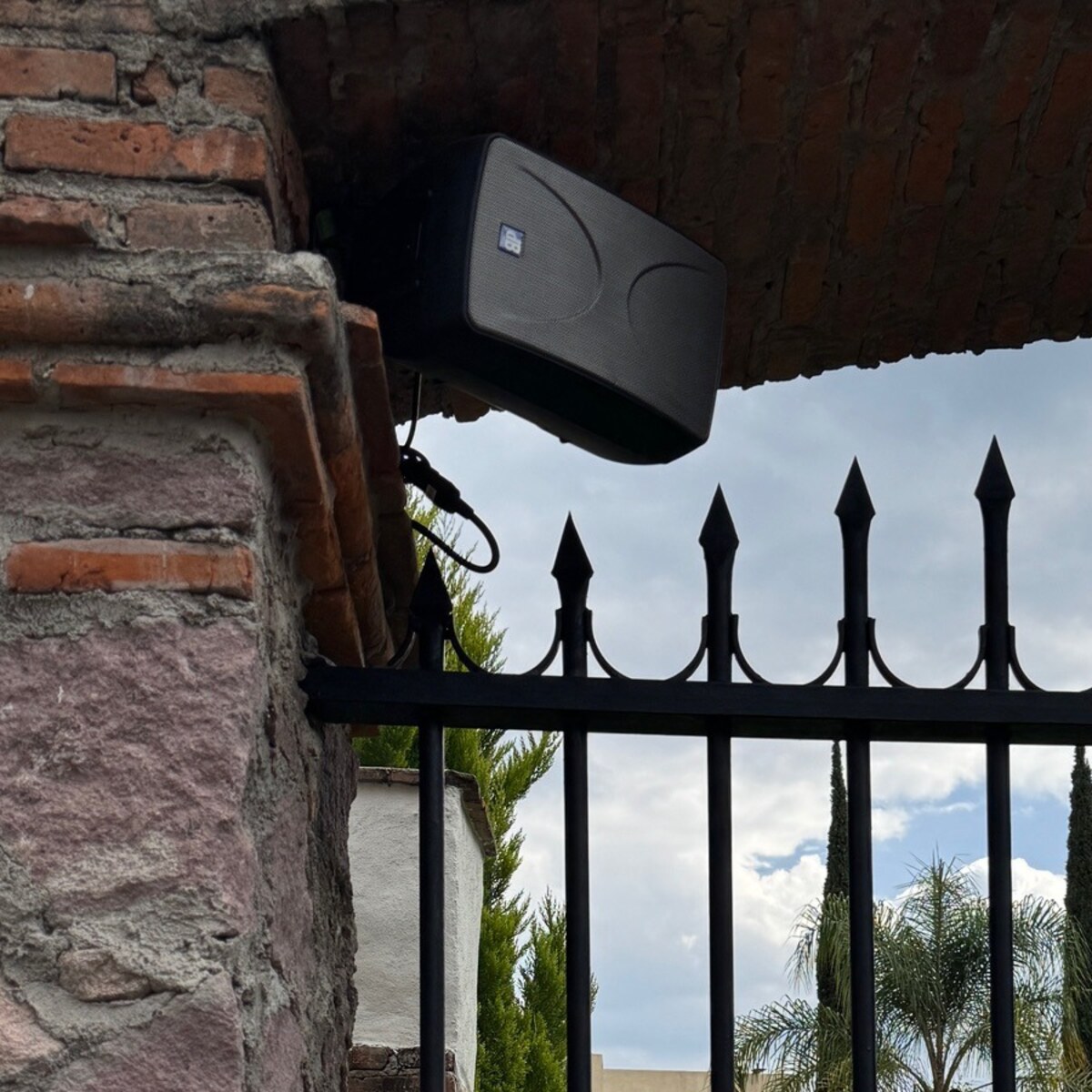 Bocina de exterior integrada a una residencia