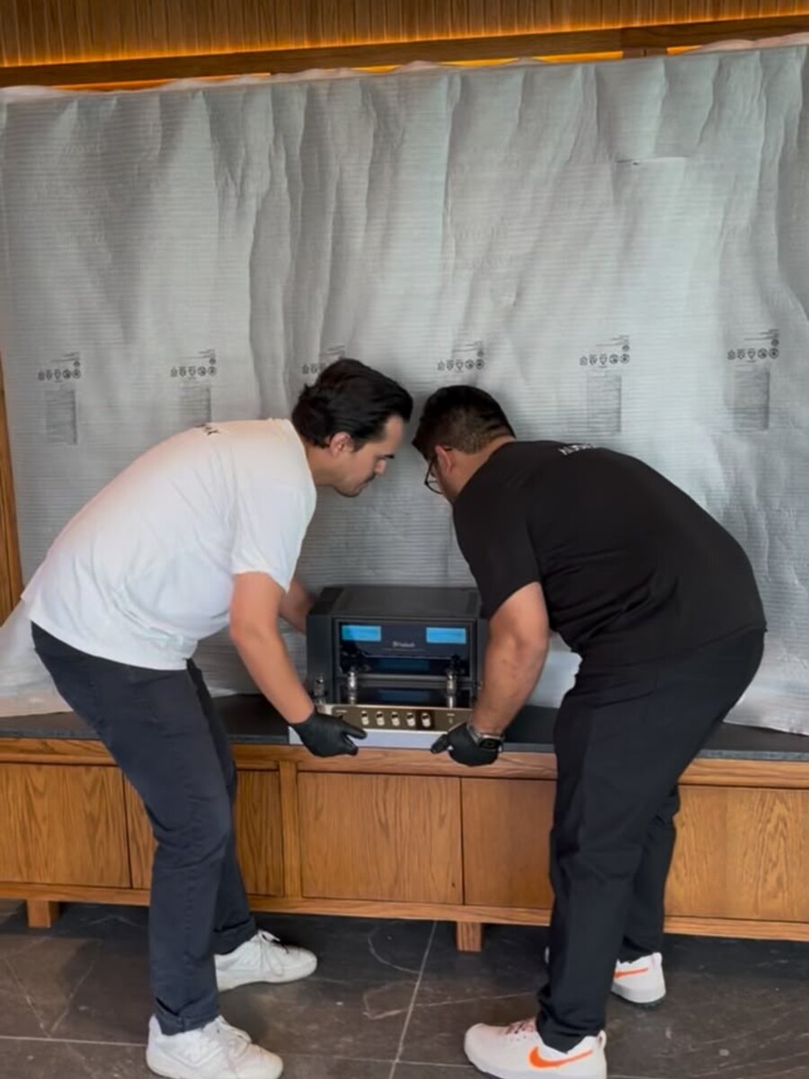 Equipo de Audien MX instalando amplificación para sala multimedia