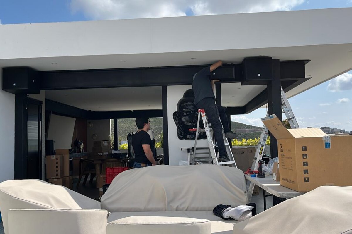 Equipo de Audien MX instalando un sistema de audio integral en exterior